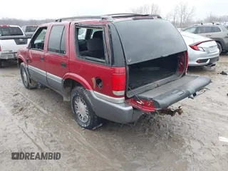 1998 GMC Jimmy SLT z VIN 1GKDT13W6W2546446, wystawiony jako IAAI lot #41172141 z przebiegiem 174 701 mil mil oraz . Historia ofert i sprzedaży dostępna na DreamBid. Obrazek 3.