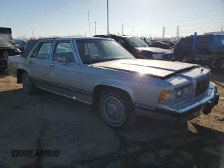 1991 Mercury Grand Marquis z VIN 2MECM74F4MX647208, wystawiony jako Copart lot #48439705 z przebiegiem 99 952 mil mil oraz Tytuł czysty. Historia ofert i sprzedaży dostępna na DreamBid. Obrazek 4.