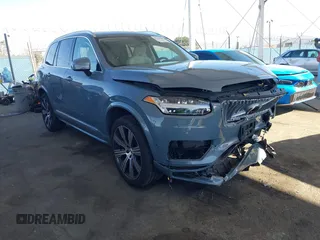 2023 Volvo XC90 Plus z VIN YV4H600N3P1959696, wystawiony jako IAAI lot #41549605 z przebiegiem 14 349 mil mil oraz . Historia ofert i sprzedaży dostępna na DreamBid. Obrazek 1.