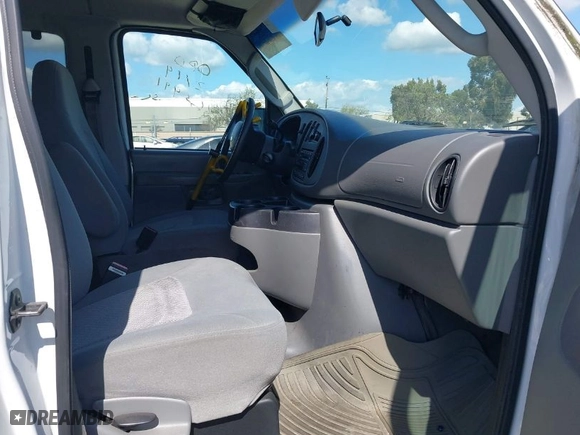 2006 Ford Econoline Wagon XL with VIN 1FBNE31L16DA61963, listed as a IAAI auction lot 41926206 with 61,213 mi miles. Bid and sale history available at carsss.com. Image 5.