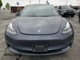 2022 Tesla Model 3 z VIN 5YJ3E1EA0NF375126, wystawiony jako Copart lot #53294925 z przebiegiem 28 318 mil mil oraz Szkoda całkowita • Salvage title. Historia ofert i sprzedaży dostępna na DreamBid. Obrazek 5.