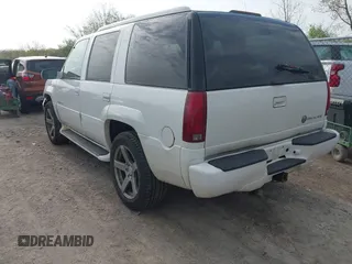 2000 Cadillac Escalade z VIN 1GYEK63R1YR207043, wystawiony jako IAAI lot #42139944 z przebiegiem 225 265 mil mil oraz . Historia ofert i sprzedaży dostępna na DreamBid. Obrazek 3.