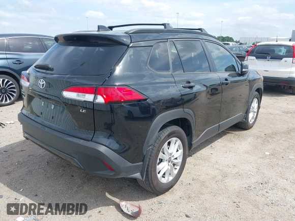2024 Toyota Corolla Cross LE z VIN 7MUCAAAG8RV083172, wystawiony jako IAAI lot #42049180 z przebiegiem 26 642 mil mil oraz . Historia ofert i sprzedaży dostępna na DreamBid. Obrazek 4.