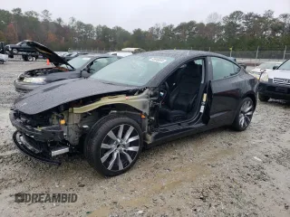 2024 Tesla Model 3 z VIN 5YJ3E1EA5RF748960, wystawiony jako Copart lot #83690834 z przebiegiem 2111 mil mil oraz Szkody całkowita. Historia ofert i sprzedaży dostępna na DreamBid. Obrazek 1.
