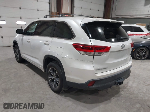 2018 Toyota Highlander LE z VIN 5TDZZRFH5JS250363, wystawiony jako IAAI lot #42049313 z przebiegiem 97 243 mil mil oraz . Historia ofert i sprzedaży dostępna na DreamBid. Obrazek 3.