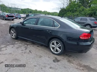 2014 Volkswagen Passat SE z VIN 1VWBT7A38EC037432, wystawiony jako IAAI lot #42347247 z przebiegiem 138 883 mil mil oraz . Historia ofert i sprzedaży dostępna na DreamBid. Obrazek 3.