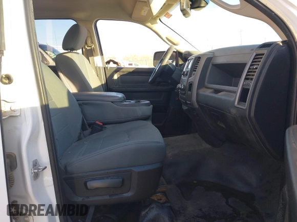 2018 Ram 1500 Express z VIN 1C6RR7FT8JS153794, wystawiony jako IAAI lot #41072931 z przebiegiem 95 060 mil mil oraz . Historia ofert i sprzedaży dostępna na DreamBid. Obrazek 5.