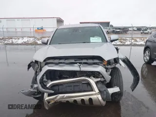 2020 Toyota Tacoma SR5 z VIN 3TMCZ5AN9LM290069, wystawiony jako IAAI lot #41938380 z przebiegiem 131 439 mil mil oraz . Historia ofert i sprzedaży dostępna na DreamBid. Obrazek 12.