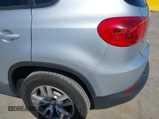 2017 Volkswagen Tiguan S z VIN WVGAV7AX5HK016877, wystawiony jako IAAI lot #42174845 z przebiegiem 99 334 mil mil oraz . Historia ofert i sprzedaży dostępna na DreamBid. Obrazek 19.