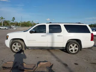 2007 Chevrolet Suburban LT with VIN 1GNFK16307R384726, listed as a IAAI auction lot 41630605 with 286,634 mi miles. Bid and sale history available at carsss.com. Image 14.