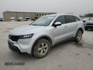 2022 Kia Sorento LX z VIN 5XYRG4LC7NG110688, wystawiony jako Copart lot #47899145 z przebiegiem 41 985 mil mil oraz Szkoda całkowita • Salvage title. Historia ofert i sprzedaży dostępna na DreamBid. Obrazek 1.