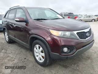 2013 Kia Sorento LX z VIN 5XYKT3A64DG341941, wystawiony jako IAAI lot #41944016 z przebiegiem 154 157 mil mil oraz . Historia ofert i sprzedaży dostępna na DreamBid. Obrazek 1.