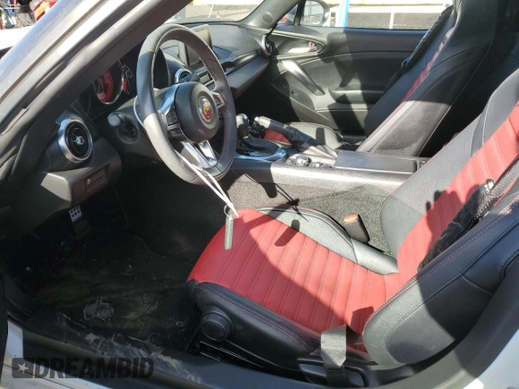 2019 FIAT 124 Spider Urbana Edition z VIN JC1NFAEK8K0142228, wystawiony jako Copart lot #42313995 z przebiegiem 13 935 mil mil oraz Szkoda całkowita • Salvage title. Historia ofert i sprzedaży dostępna na DreamBid. Obrazek 7.