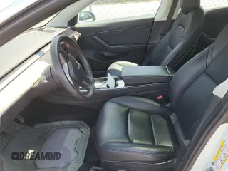 2020 Tesla Model 3 Long Range z VIN 5YJ3E1EB3LF646315, wystawiony jako IAAI lot #42398524 z przebiegiem 51 652 mil mil oraz . Historia ofert i sprzedaży dostępna na DreamBid. Obrazek 7.