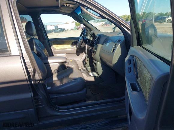 2002 Ford Escape XLT Choice with VIN 1FMYU04172KC92145, listed as a IAAI auction lot 42081862 with 225,812 mi miles. Bid and sale history available at carsss.com. Image 5.