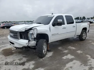 2011 GMC Sierra 2500HD Denali z VIN 1GT125C82BF128138, wystawiony jako Copart lot #56370205 z przebiegiem 131 575 mil mil oraz Szkoda całkowita • Salvage title. Historia ofert i sprzedaży dostępna na DreamBid. Obrazek 1.