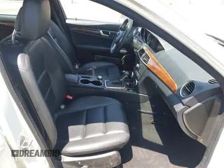 2012 Mercedes-Benz C 300 Sport z VIN WDDGF8BB9CR195595, wystawiony jako IAAI lot #42733339 z przebiegiem 221 125 mil mil oraz . Historia ofert i sprzedaży dostępna na DreamBid. Obrazek 5.