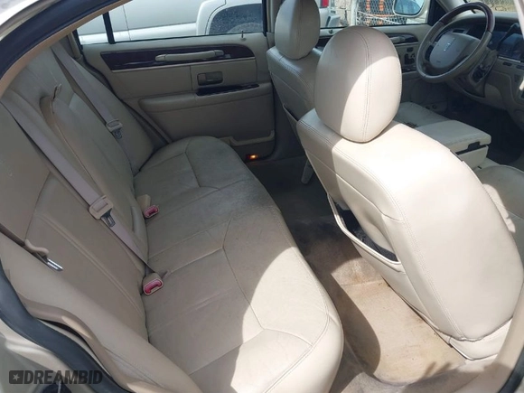 2009 Lincoln Town Car Signature Limited with VIN 2LNHM82V99X632889, listed as a IAAI auction lot 41849548 with 124,169 mi miles. Bid and sale history available at carsss.com. Image 8.