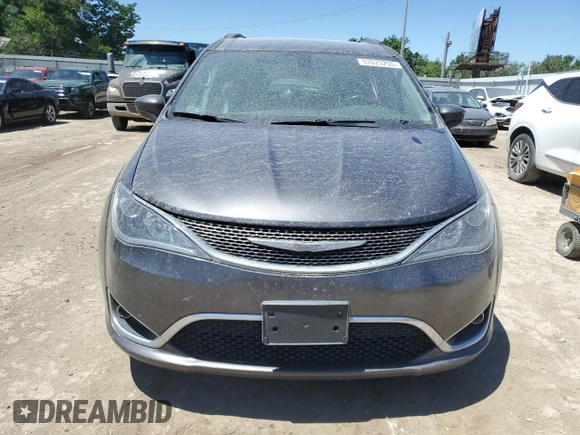2017 Chrysler Pacifica Touring L z VIN 2C4RC1BG7HR667728, wystawiony jako Copart lot #57623255 z przebiegiem 197 791 mil mil oraz Czysty tytuł • Clean title. Historia ofert i sprzedaży dostępna na DreamBid. Obrazek 5.