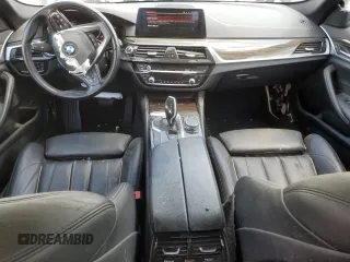 2020 BMW 5 Series 530i z VIN WBAJR3C06LWW60422, wystawiony jako Copart lot #55393945 z przebiegiem Nie podano mil oraz Tytuł czysty. Historia ofert i sprzedaży dostępna na DreamBid. Obrazek 8.