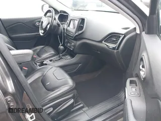 2019 Jeep Cherokee Latitude Plus z VIN 1C4PJLLN6KD326921, wystawiony jako IAAI lot #42442460 z przebiegiem 71 516 mil mil oraz . Historia ofert i sprzedaży dostępna na DreamBid. Obrazek 5.