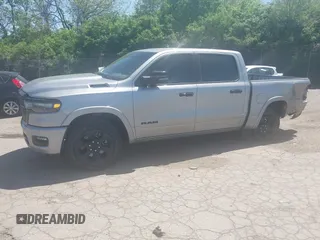 2025 Ram 1500 Big Horn z VIN 1C6RRFFG4SN502088, wystawiony jako IAAI lot #42144309 z przebiegiem 20 991 mil mil oraz . Historia ofert i sprzedaży dostępna na DreamBid. Obrazek 2.