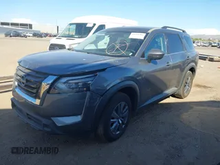 2024 Nissan Pathfinder SV z VIN 5N1DR3BA9RC276196, wystawiony jako IAAI lot #42761906 z przebiegiem 31 693 mil mil oraz . Historia ofert i sprzedaży dostępna na DreamBid. Obrazek 2.