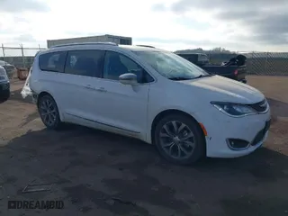 2017 Chrysler Pacifica Limited with VIN 2C4RC1GGXHR668915, listed as a IAAI auction lot 40790577 with 125,949 mi miles. Bid and sale history available at carsss.com. Image 1.