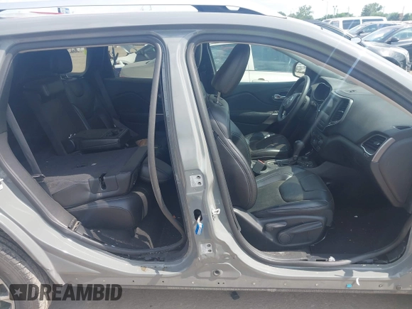 2020 Jeep Cherokee Latitude Plus z VIN 1C4PJMLBXLD568074, wystawiony jako IAAI lot #42164034 z przebiegiem 75 448 mil mil oraz . Historia ofert i sprzedaży dostępna na DreamBid. Obrazek 14.