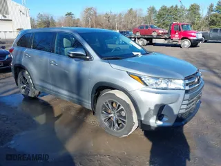 2018 Toyota Highlander LE with VIN 5TDBZRFH6JS875176, listed as a IAAI auction lot 41796969 with 40,564 mi miles. Bid and sale history available at carsss.com. Image 1.