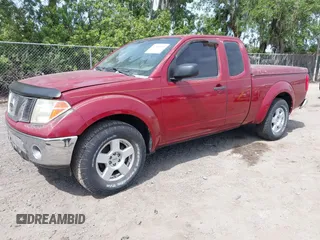 2007 Nissan Frontier SE z VIN 1N6AD06U67C426610, wystawiony jako IAAI lot #42088745 z przebiegiem 214 394 mil mil oraz . Historia ofert i sprzedaży dostępna na DreamBid. Obrazek 2.