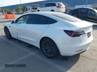2019 Tesla Model 3 Mid Range z VIN 5YJ3E1EA0KF322776, wystawiony jako IAAI lot #41703368 z przebiegiem 131 264 mil mil oraz . Historia ofert i sprzedaży dostępna na DreamBid. Obrazek 3.