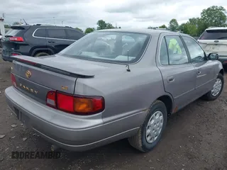 1995 Toyota Camry LE z VIN 4T1SK12E0SU634143, wystawiony jako IAAI lot #42274448 z przebiegiem 159 962 mil mil oraz . Historia ofert i sprzedaży dostępna na DreamBid. Obrazek 4.