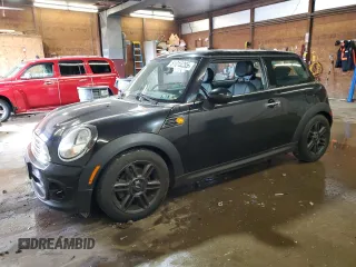 2012 MINI Hardtop z VIN WMWSU3C5XCT185017, wystawiony jako Copart lot #61015285 z przebiegiem 129 288 mil mil oraz Czysty tytuł • Clean title. Historia ofert i sprzedaży dostępna na DreamBid. Obrazek 1.