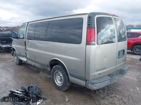 2002 Chevrolet Express z VIN 1GAGG25R121216538, wystawiony jako IAAI lot #41573071 z przebiegiem 205 409 mil mil oraz . Historia ofert i sprzedaży dostępna na DreamBid. Obrazek 3.