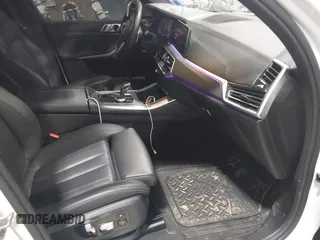 2019 BMW X5 xDrive40i z VIN 5UXCR6C55KLL03630, wystawiony jako IAAI lot #42060030 z przebiegiem 62 460 mil mil oraz . Historia ofert i sprzedaży dostępna na DreamBid. Obrazek 5.