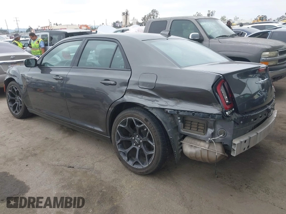 2019 Chrysler 300 S z VIN 2C3CCABGXKH708182, wystawiony jako IAAI lot #41885720 z przebiegiem 88 871 mil mil oraz . Historia ofert i sprzedaży dostępna na DreamBid. Obrazek 3.
