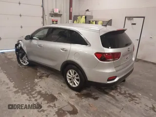 2019 Kia Sorento L z VIN 5XYPG4A3XKG575729, wystawiony jako IAAI lot #41851001 z przebiegiem 105 272 mil mil oraz . Historia ofert i sprzedaży dostępna na DreamBid. Obrazek 3.