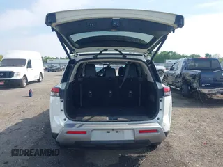 2024 Nissan Pathfinder SL z VIN 5N1DR3CC0RC232524, wystawiony jako IAAI lot #42040031 z przebiegiem 20 241 mil mil oraz . Historia ofert i sprzedaży dostępna na DreamBid. Obrazek 17.