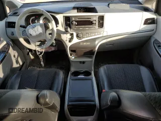 2013 Toyota Sienna SE z VIN 5TDXK3DC1DS353803, wystawiony jako Copart lot #47653545 z przebiegiem 139 032 mil mil oraz Szkoda całkowita • Salvage title. Historia ofert i sprzedaży dostępna na DreamBid. Obrazek 8.