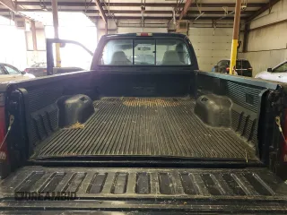 2006 Ford F-250 XL z VIN 1FTNF21586EB14334, wystawiony jako Copart lot #44016915 z przebiegiem 101 927 mil mil oraz Szkoda całkowita • Salvage title. Historia ofert i sprzedaży dostępna na DreamBid. Obrazek 10.