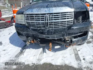 2007 Lincoln Navigator z VIN 5LMFU285X7LJ09190, wystawiony jako IAAI lot #41611256 z przebiegiem 185 879 mil mil oraz . Historia ofert i sprzedaży dostępna na DreamBid. Obrazek 6.