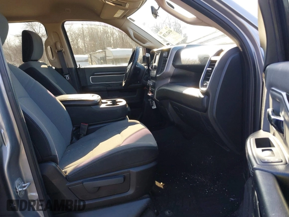 2019 Ram 2500 Big Horn with VIN 3C6UR5JL7KG650270, listed as a IAAI auction lot 41421338 with 107,405 mi miles. Bid and sale history available at carsss.com. Image 5.