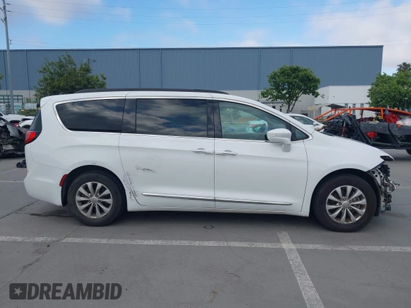 2017 Chrysler Pacifica Touring L z VIN 2C4RC1BG0HR533823, wystawiony jako IAAI lot #42194457 z przebiegiem 163 709 mil mil oraz . Historia ofert i sprzedaży dostępna na DreamBid. Obrazek 14.