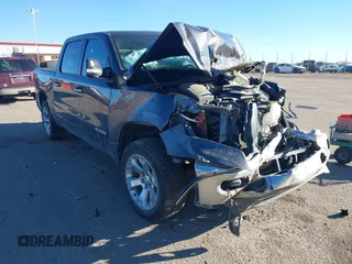 2020 Ram 1500 Big Horn z VIN 1C6SRFFT1LN348777, wystawiony jako IAAI lot #41007303 z przebiegiem Nie podano mil oraz . Historia ofert i sprzedaży dostępna na DreamBid. Obrazek 1.