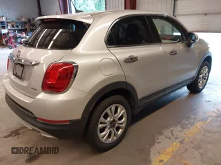 2016 FIAT 500X Lounge z VIN ZFBCFYDT0GP332060, wystawiony jako IAAI lot #42837184 z przebiegiem 159 804 mil mil oraz . Historia ofert i sprzedaży dostępna na DreamBid. Obrazek 4.