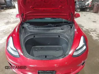 2020 Tesla Model 3 Standard Range Plus z VIN 5YJ3E1EA2LF705670, wystawiony jako IAAI lot #41572352 z przebiegiem 99 980 mil mil oraz . Historia ofert i sprzedaży dostępna na DreamBid. Obrazek 10.