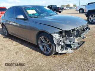 2016 BMW 3 Series z VIN WBA8E7C53GK415555, wystawiony jako IAAI lot #42220572 z przebiegiem 108 887 mil mil oraz . Historia ofert i sprzedaży dostępna na DreamBid. Obrazek 1.