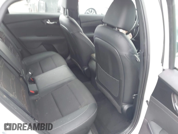 2023 Kia Forte GT-Line z VIN 3KPF54AD5PE583428, wystawiony jako IAAI lot #42016122 z przebiegiem 16 589 mil mil oraz . Historia ofert i sprzedaży dostępna na DreamBid. Obrazek 8.