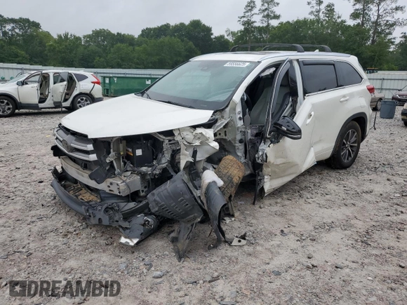 2018 Toyota Highlander SE z VIN 5TDKZRFH1JS543131, wystawiony jako Copart lot #59556625 z przebiegiem Nie podano mil oraz Szkoda całkowita • Salvage title. Historia ofert i sprzedaży dostępna na DreamBid. Obrazek 1.
